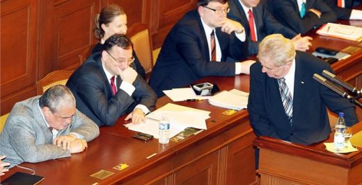 SMIEKLĪGS VIDEO SKANDĀLS: Valsts prezidenta runas laikā TV tiešraidē aizmieg ārlietu ministrs