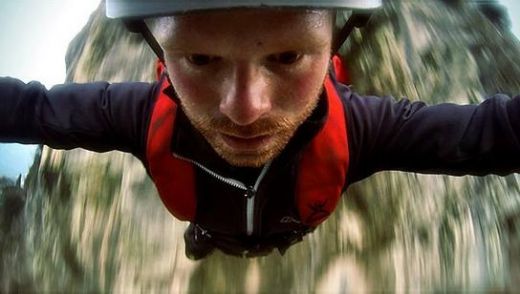 ŠOKĒJOŠS VIDEO: Vīrietim lecot no klints, neatveras izpletnis, brīnumainā kārtā izdzīvo