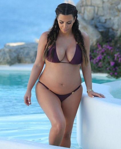 FOTO: Seksīgā topošā māmiņa beidzot pozē bikini