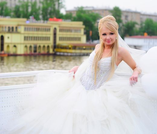 TV zvaigzne parāda, kas viņai zem līgavas kleitas - PIKANTI FOTO