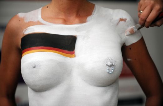 Karsti FOTO: Kailas meitenes spēlē pludmales futbolu