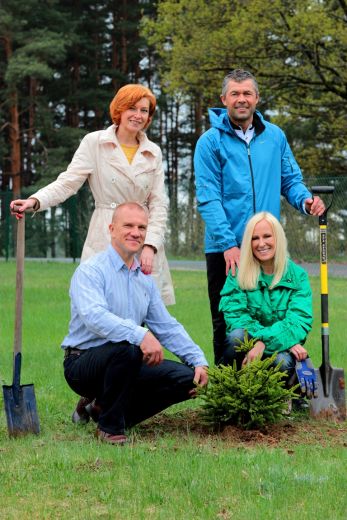 FOTO: Kalnozols un Ģederte aicina rūpēties par vidi – stādot podiņos audzētās Ziemassvētku eglītes