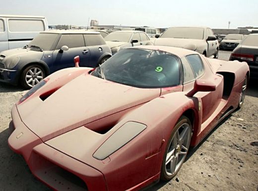 Pretīgi, riebīgi, smirdīgi Ferrari, Mersedesi un citas pamestās luksus automašīnas FOTO