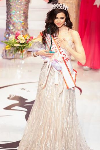 Puņķi un asaras. Miss Universe uzvarētājai atņem kroni un titulu - FOTO/VIDEO