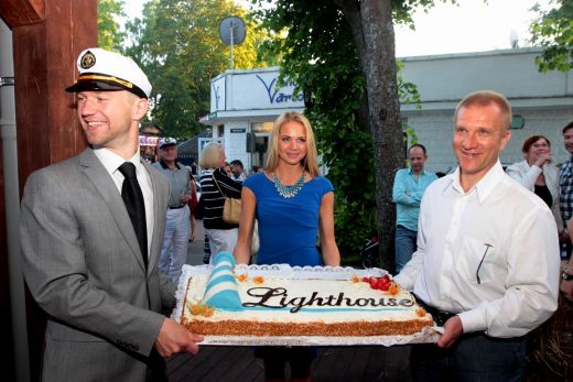 Sabiedrības krējums ierodas uz Kalnozolu ģimenei piederošā grilbāra „Lighthouse” atklāšanu Jūrmalā