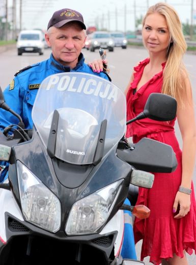Latviešu erotiskā modele Katrīna Valda Kalnozola seksīgi pozē pat pēc autoavārijas - FOTO