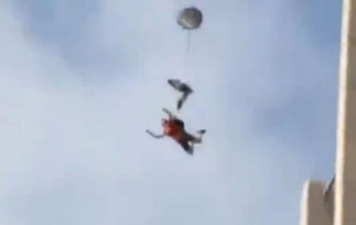 VIDEO: Par mata tiesu no nāves. Sieviete, lecot no viesnīcas jumta, ietriecas celtnē