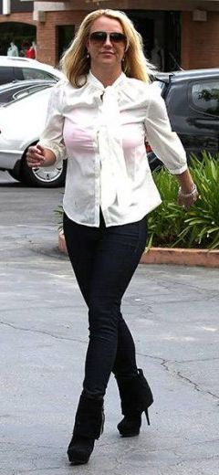 BEZGAUMĪBAS KALNGALS: Britnija neprot izvēlēties veļu - krūšturis spīd cauri baltajai blūzītei