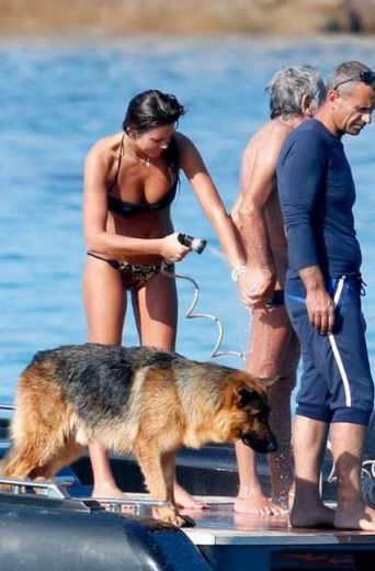 FOTO: Gados jauna modele publiski mazgā sava 72 gadus vecā mīļotā dibentiņu. Īsta mīlestība?