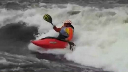 VIDEO: Neprāts! Sieviete riskē ar bērna dzīvību, 9. mēnesī piedaloties airēšanas sacensībās
