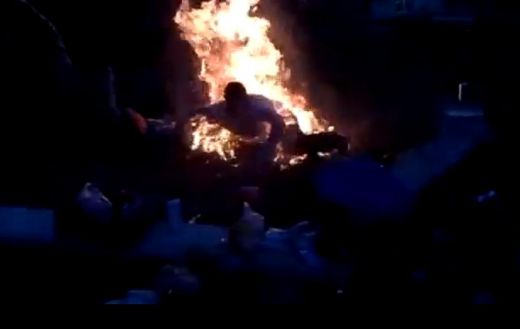 STULBUMA VIDEO: Iespējams, neveiksmīgākais lēciens pāri ugunskuram