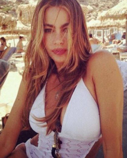 FOTO: Seksapīlā aktrise Sofija Vergara izrāda savas iespaidīgās formas apetītelīgā bikini