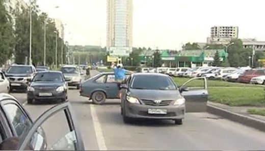 VIDEO: Vīrietis uz ceļa uzbrūk nabaga omītei uz izsit viņas Moskviča logu