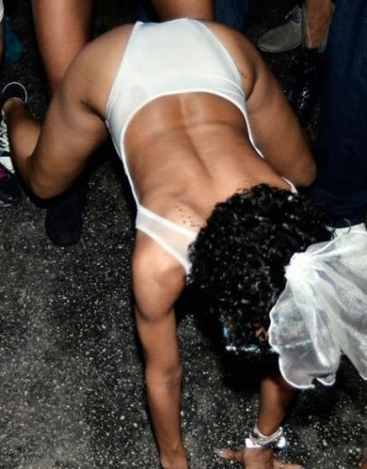 FOTO: Dziedātāja Rihanna niecīgās biksītēs vārtās pa zemi 