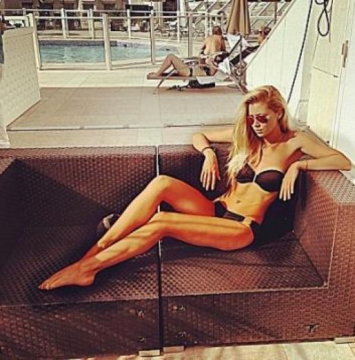 FOTO: Slavenas krievu aktrises meita izrāda savu fantastisko pludmales augumiņu