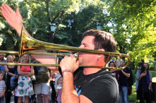Gadskārtējā „Ielu mūzikas dienā” Rīgu pieskandina Intars Busulis un citi pašmāju ielu muzikanti