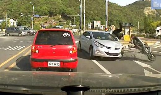 VIDEO: Satrakojies šoferis notriec un aizlidina pa gaisu nevainīgu motociklistu