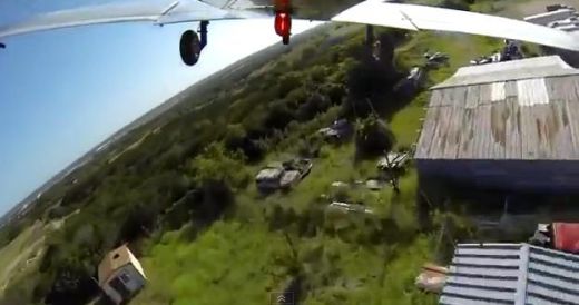 VIDEO: Lidmašīna avārijas laikā ietriecas kokos, bet pilots veiksmīgā kārtā paliek neskarts