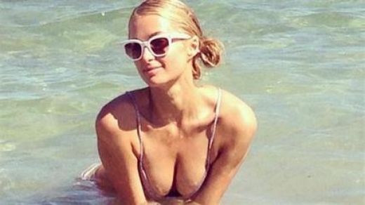 FOTO: Parisa Hiltone Spānijā izrāda savus slavenos apaļumus