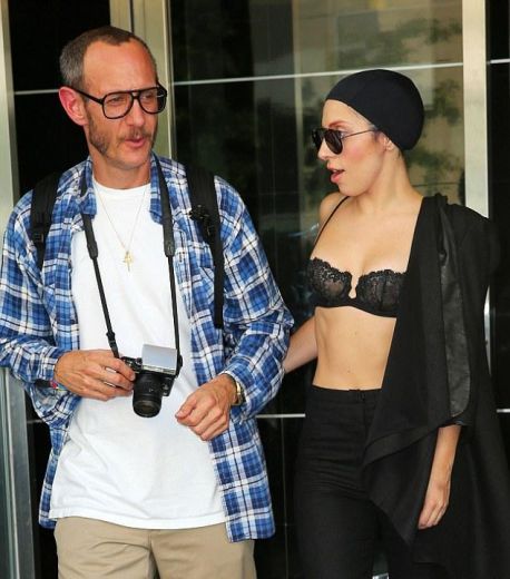 FOTO: Dziedātāja Lady Gaga jau atkal pa ielām maršē vienā krūšturī