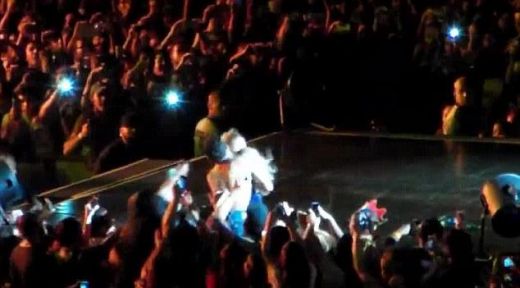 VIDEO: Fans brutāli nogrūž dziedātāju Bejonsē no skatuves