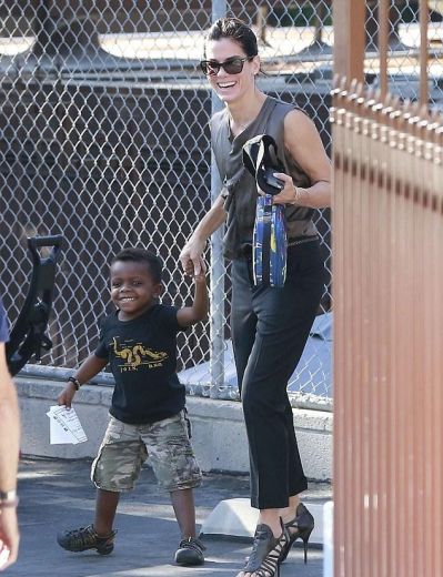 FOTO: Patiess prieks! Aktrise Sandra Bulloka kopā ar dēliņu burtiski staro