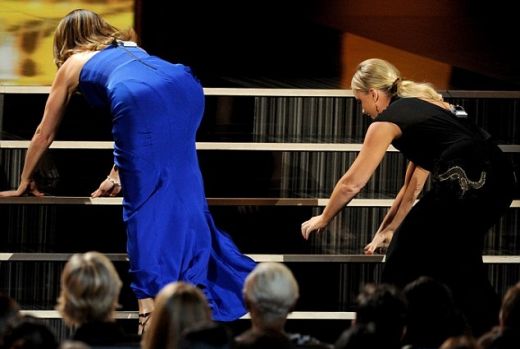 VIDEO: Slavena aktrise Emmy balvu pasniegšanas ceremonijā piedzīvo pamatīgu misēkli ar kleitu