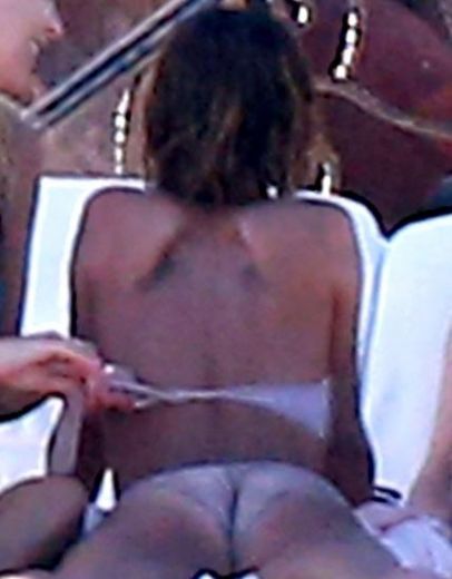 PAPARACI FOTO: Slavena ASV TV seja izklaidējas pludmalē un demonstrē savu lielisko dupsi