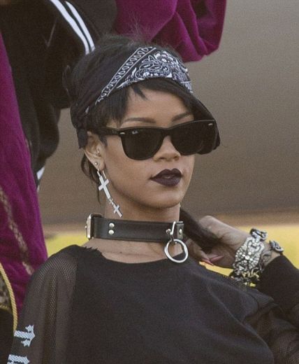 FOTO: Rihannai jauns stiliņš - ap kaklu nēsā suņa siksnu!