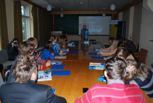 Polimēru mehānikas institūtā skolēni kopā ar zinātniekiem testē banknošu izturību