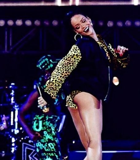 FOTO: Dziedātāja Rihanna koncerta laikā izrāda savu apjomīgo pēcpusi