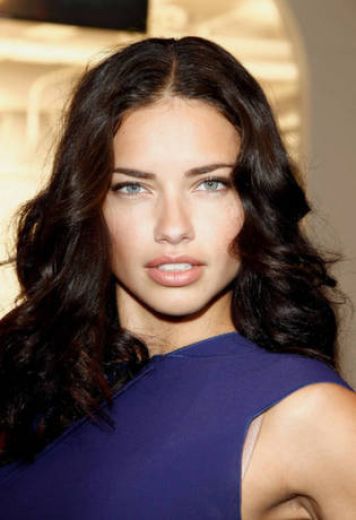 FOTO: Supermodele Adriana Lima atklāj, ka nevainību zaudējusi 27 gadu vecumā
