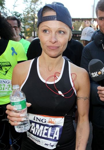 FOTO: Pamela Andersone nogriezusi zēngalviņu un šokē ar savu sportisko formu