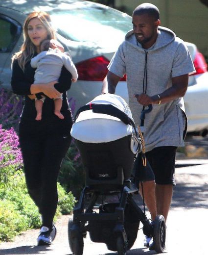 FOTO: Zvaigžņu superpāris Kanje Vests un Kima Kardašjana sabiedrībai atrāda savu pirmdzimto