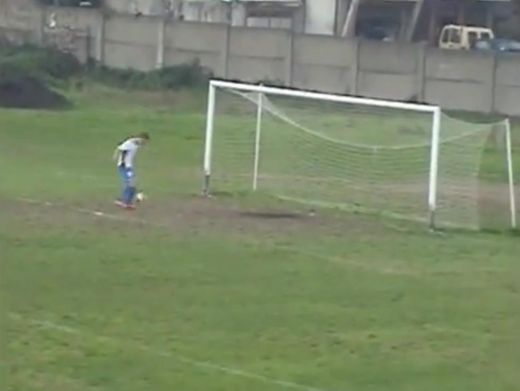 Video: Iespējams, neveiklākais futbolists vēsturē! No metra attāluma nespēj trāpīt tukšos vārtos