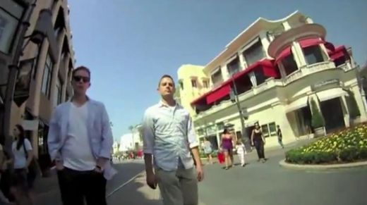 Smieklīgs VIDEO: Šis ir lielisks paņēmiens, kā noskaidrot, vai garāmgājēji atskatās uz tavu dupsi
