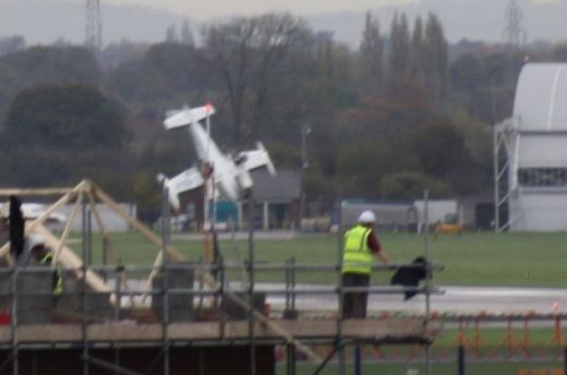 FOTO: Kameras fiksē lidmašīnas lidojumu mirkļus pirms tā ietriecas zemē