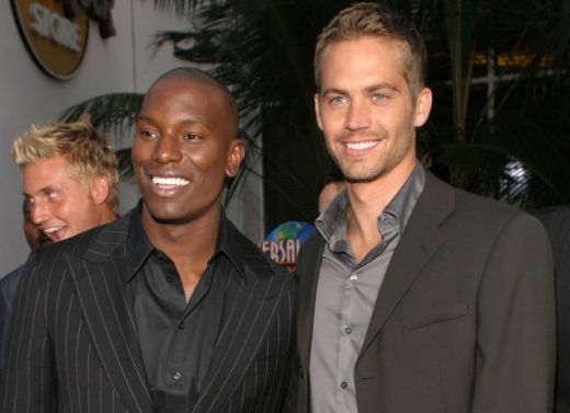 FOTO: Fani traģēdijas vietā atvadās no 'Ātrs un bez žēlastības' aktiera