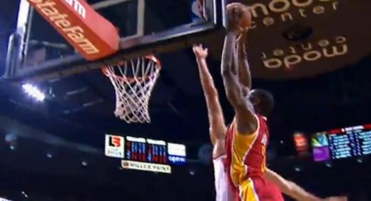 VIDEO: Derons Viljamss pārmāca Krisu Polu un citas aizvadītās nakts skaistākās epizodes NBA laukumos