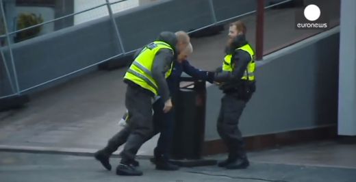 Šokējošs VIDEO: Norvēģijā plosās vētra - cilvēki burtiski tiek lidināti pa gaisu
