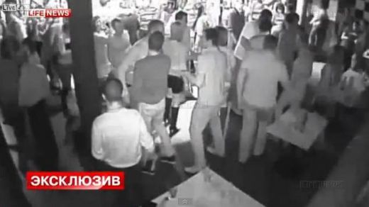VIDEO: Naktsklubā ar vienu sitienu nogalina apmeklētāju