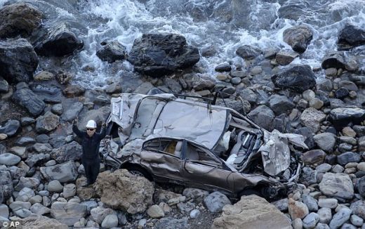 Auto lupatās, pats reanimācijā! Pašnāvnieks nogāžas no 90 m augstas klints. FOTO/VIDEO