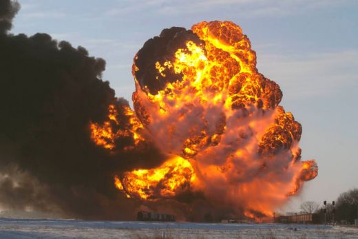 KARSTI FOTO/VIDEO: naftas vagonu eksplozija ASV. Ziemeļdakota evakuēta.