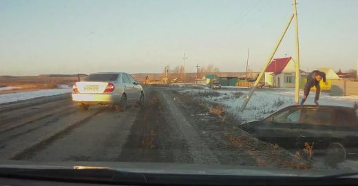 Holivuda Čeļabinskā! Kāda pakaļdzīšanās Krievijā beidzas ar sniega lāpstas un naža vicināšanu VIDEO