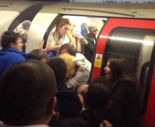 VIDEO: Jaunā gada vakars pārvēršas kautiņā - rokas palaiž pat sievietes