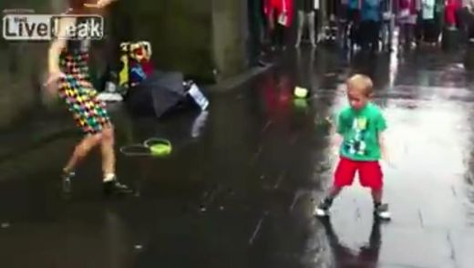 Rēcīgs VIDEO: Mazs zēns parāda klasi un kārtīgi izskolo pieredzējušu ielu dejotāju