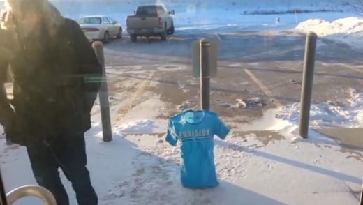 Šausmu VIDEO: Cik auksts ir ASV? Tik auksts, ka krekls sasalst minūtes laikā