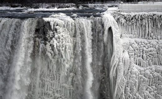 FOTO: Stiprajā salā ASV aizsalst pat Niagāras ūdenskritums