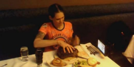 VIDEO: Man garšo labi paēst! Ginesa rekords - tieva māmiņa 2 kg steiku notiesā ātrāk kā 3 minūtēs