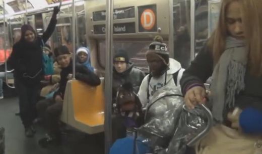 VIDEO: Ļoti oriģināls un smieklīgs veids, kā iegūt dāmu telefona numurus